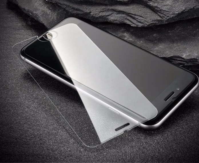 Telefon leżący pod szkłem hartowanym Wozinsky Tempered Glass